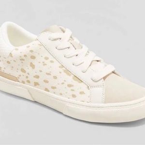 Women’s fashion sneaker